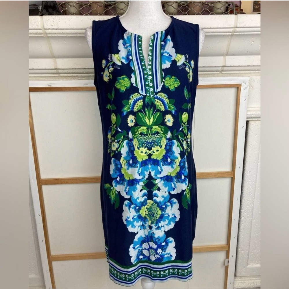 NY&Co. body con floral dress w/ V neck. Size Large